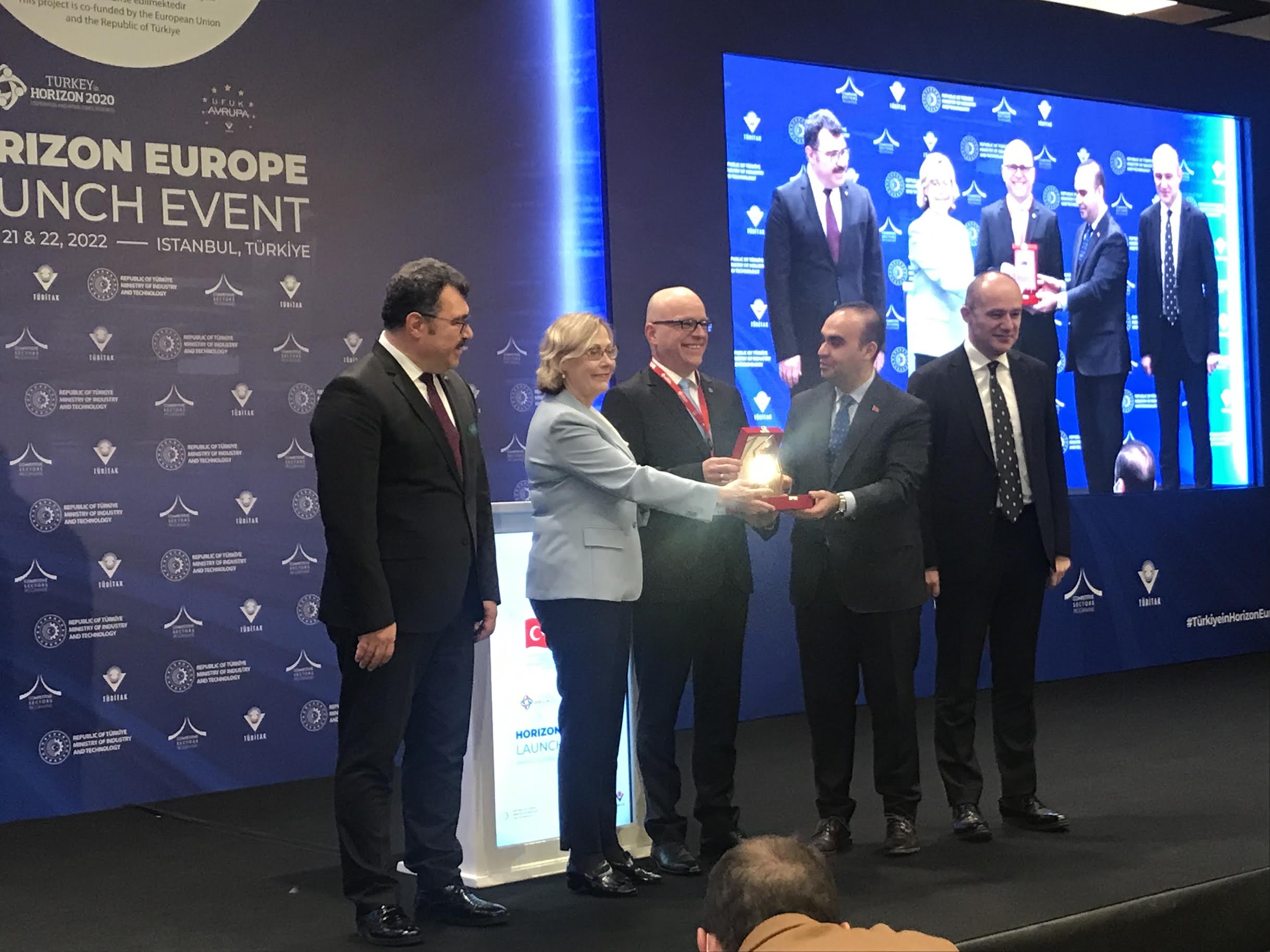 Asst. Prof. Dr. Lutz Peschke Received TÜBİTAK award on the Horizon Europe Launch Event